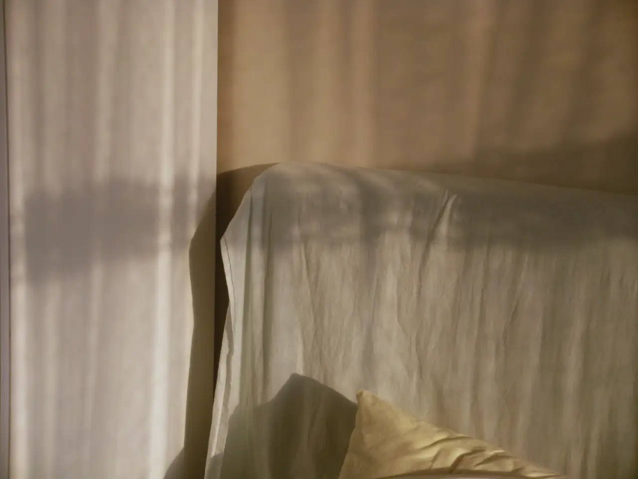 Le lin du lit dans la lumière dorée