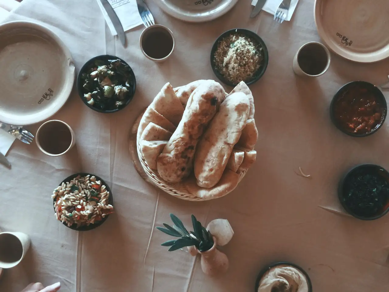 Le petit-déjeuner sur la nappe, pain et petits plats