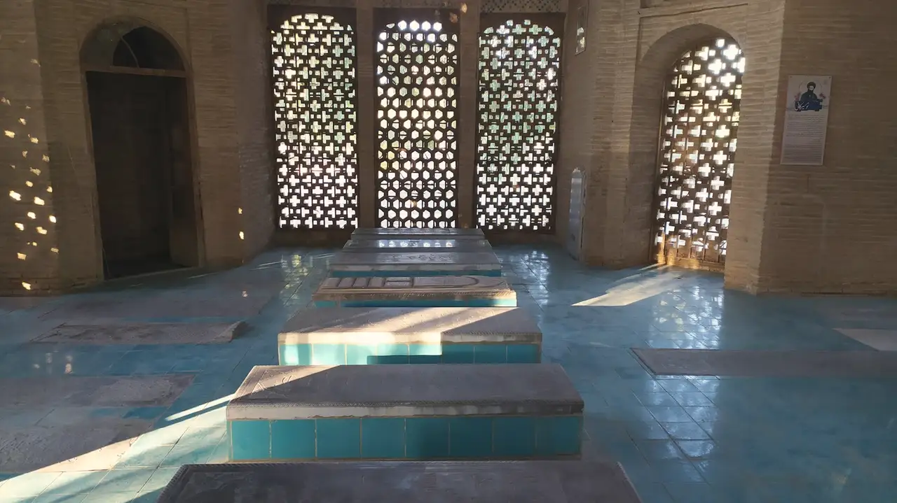 Le hammam, bassins et fenêtres ajourées