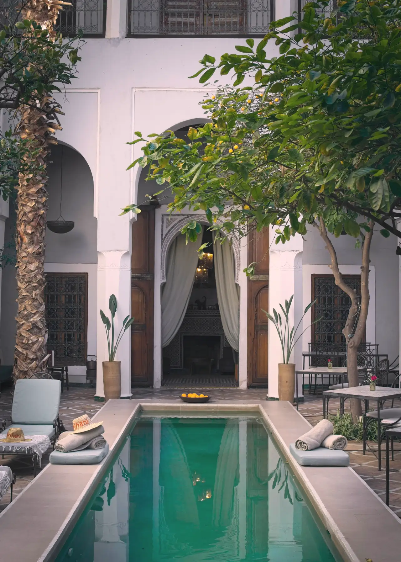 La cour blanche du riad, son bassin, les galeries