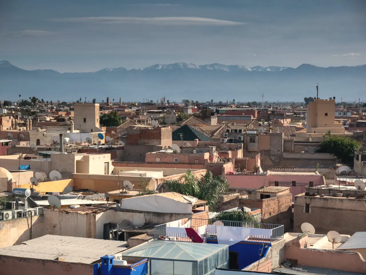 Les toits de la médina, l'Atlas au loin