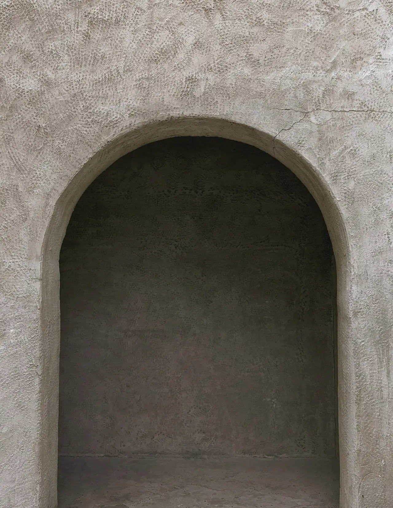 A tadelakt arch, the way into the hammam